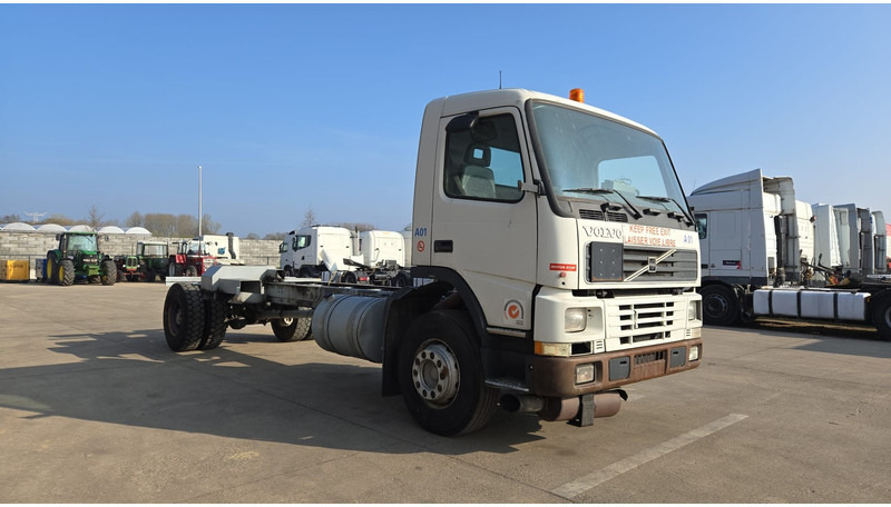 Leasing de Volvo FM 7 - 290 (60.000 KM ORIGINAL !!! / POMPE MANUELLE / LAMES / GRAND PONT / EX AEROPORT) Volvo FM 7 - 290 (60.000 KM ORIGINAL !!! / POMPE MANUELLE / LAMES / GRAND PONT / EX AEROPORT): foto 6