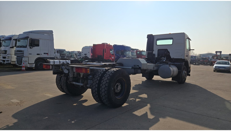Volvo FM 7 - 290 (60.000 KM ORIGINAL !!! / POMPE MANUELLE / LAMES / GRAND PONT / EX AEROPORT) - Camión chasis: foto 5 Volvo FM 7 - 290 (60.000 KM ORIGINAL !!! / POMPE MANUELLE / LAMES / GRAND PONT / EX AEROPORT) - Camión chasis: foto 5