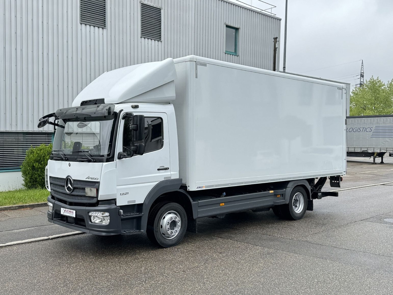 Mercedes-Benz Atego 1221 L Koffer 6,1m LBW AHK Klima TOP - Camión caja cerrada: foto 3 Mercedes-Benz Atego 1221 L Koffer 6,1m LBW AHK Klima TOP - Camión caja cerrada: foto 3