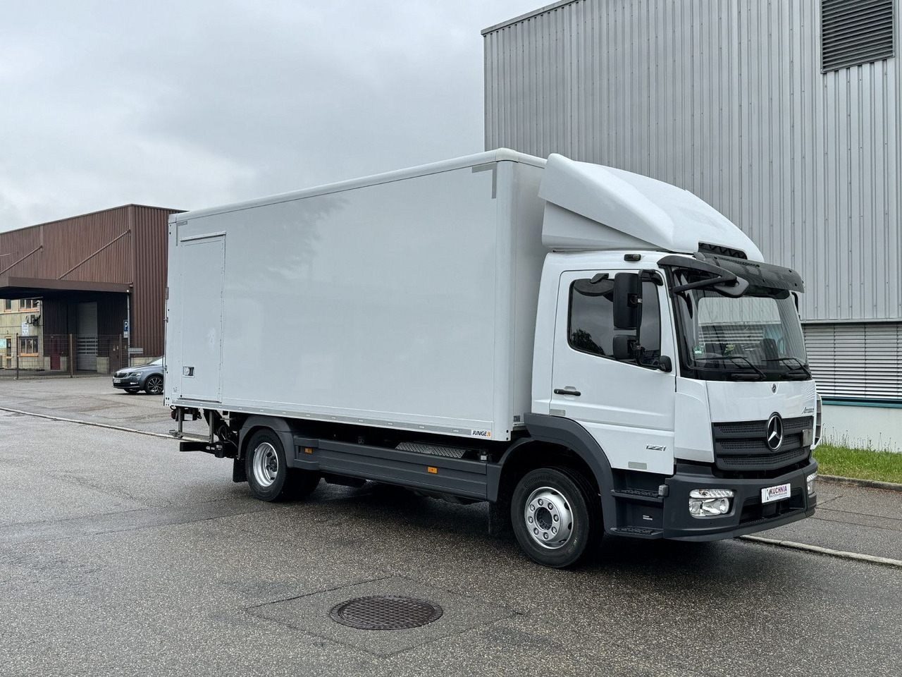 Mercedes-Benz Atego 1221 L Koffer 6,1m LBW AHK Klima TOP - Camión caja cerrada: foto 1 Mercedes-Benz Atego 1221 L Koffer 6,1m LBW AHK Klima TOP - Camión caja cerrada: foto 1