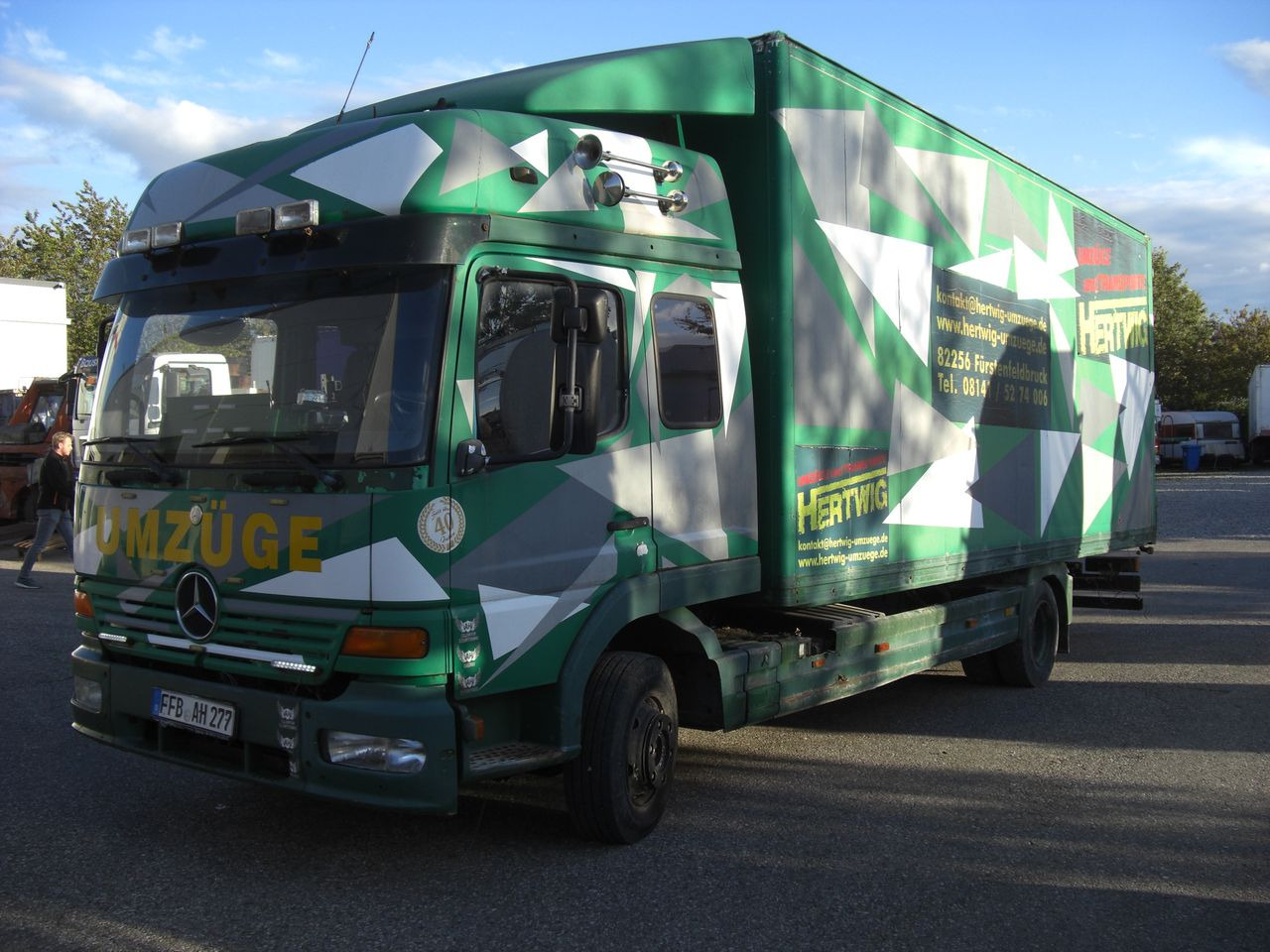 Mercedes-Benz 823L - Camión caja cerrada: foto 1 Mercedes-Benz 823L - Camión caja cerrada: foto 1