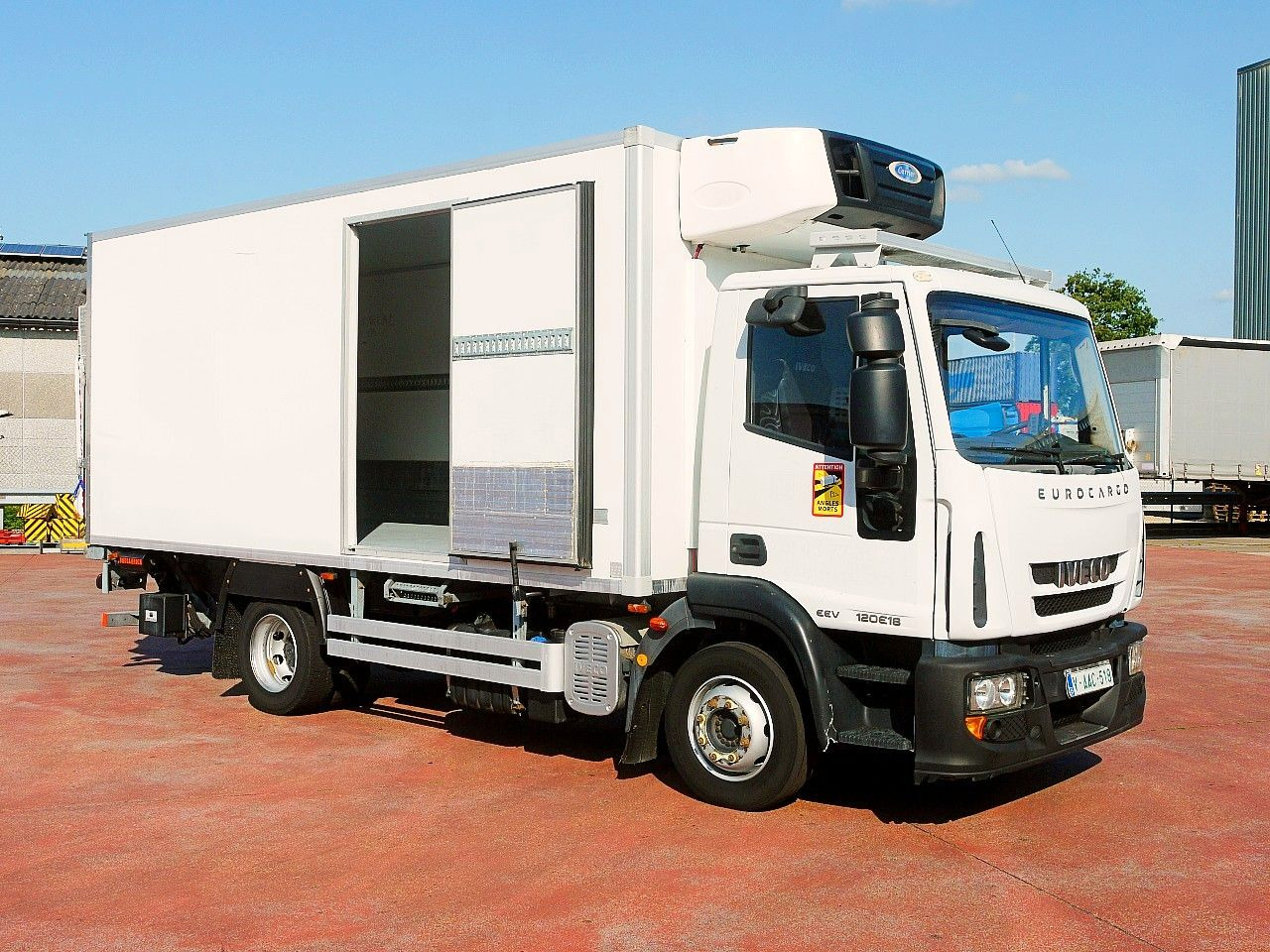 Iveco 120E18 EUROCARGO KUHLKOFFER CARRIER SUPRA 550 - Camión frigorífico: foto 3 Iveco 120E18 EUROCARGO KUHLKOFFER CARRIER SUPRA 550 - Camión frigorífico: foto 3