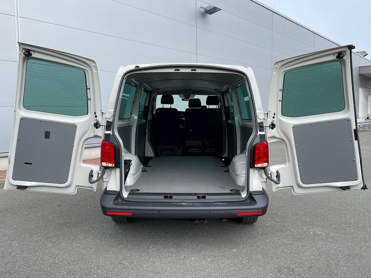 Coche nuevo Volkswagen T6.1 Transporter 2.0 TDI lang 4MOTION SITZHZ NAV: foto 30