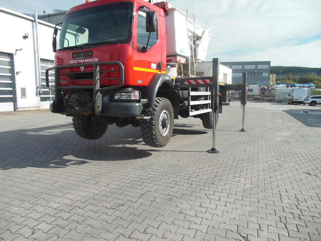 Renault MIDLUM 220.14,4X4,HUBARBEITBÜHNE 16,5M, ISOLIERT - Camión con plataforma elevadora: foto 5 Renault MIDLUM 220.14,4X4,HUBARBEITBÜHNE 16,5M, ISOLIERT - Camión con plataforma elevadora: foto 5
