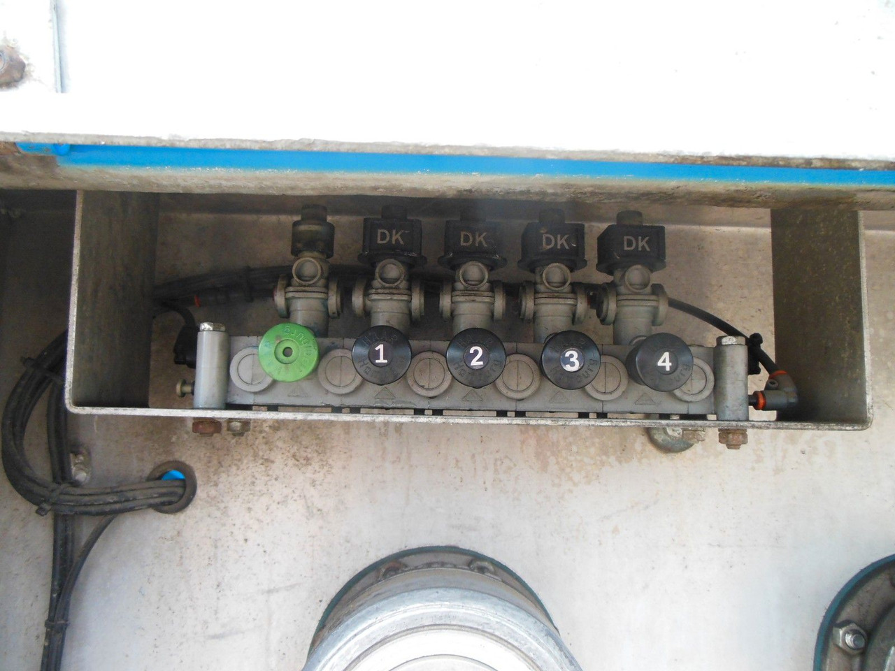 WILLIG/HALLER/HLS 240.45/2,NPC 04, 4 KAMMER - Semirremolque cisterna: foto 5 WILLIG/HALLER/HLS 240.45/2,NPC 04, 4 KAMMER - Semirremolque cisterna: foto 5