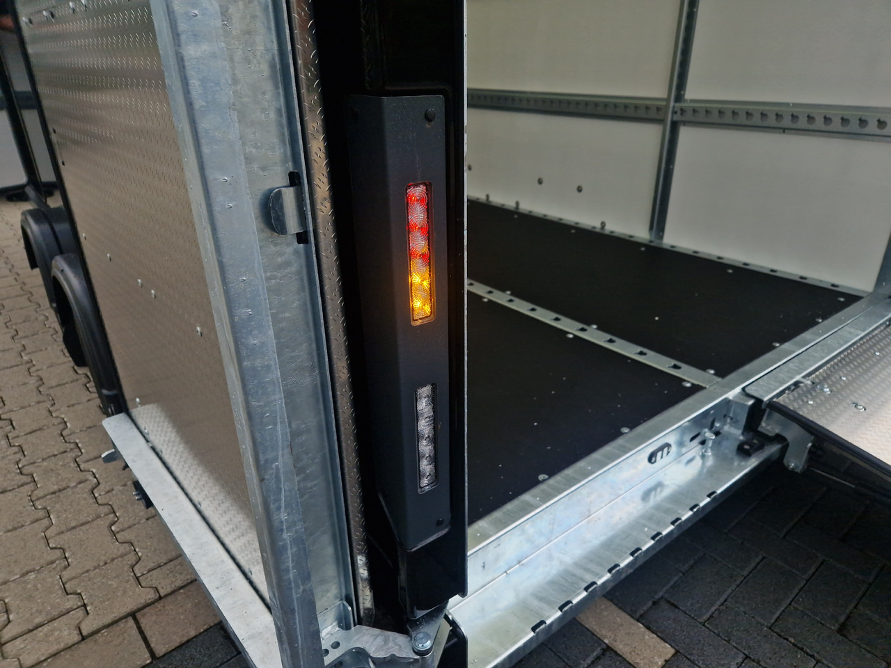 BOX VAN 600-4018-27-2-12-B 400x180x200cm Seitentüren Zurrsystem GFK aero - Remolque de coche: foto 5 BOX VAN 600-4018-27-2-12-B 400x180x200cm Seitentüren Zurrsystem GFK aero - Remolque de coche: foto 5