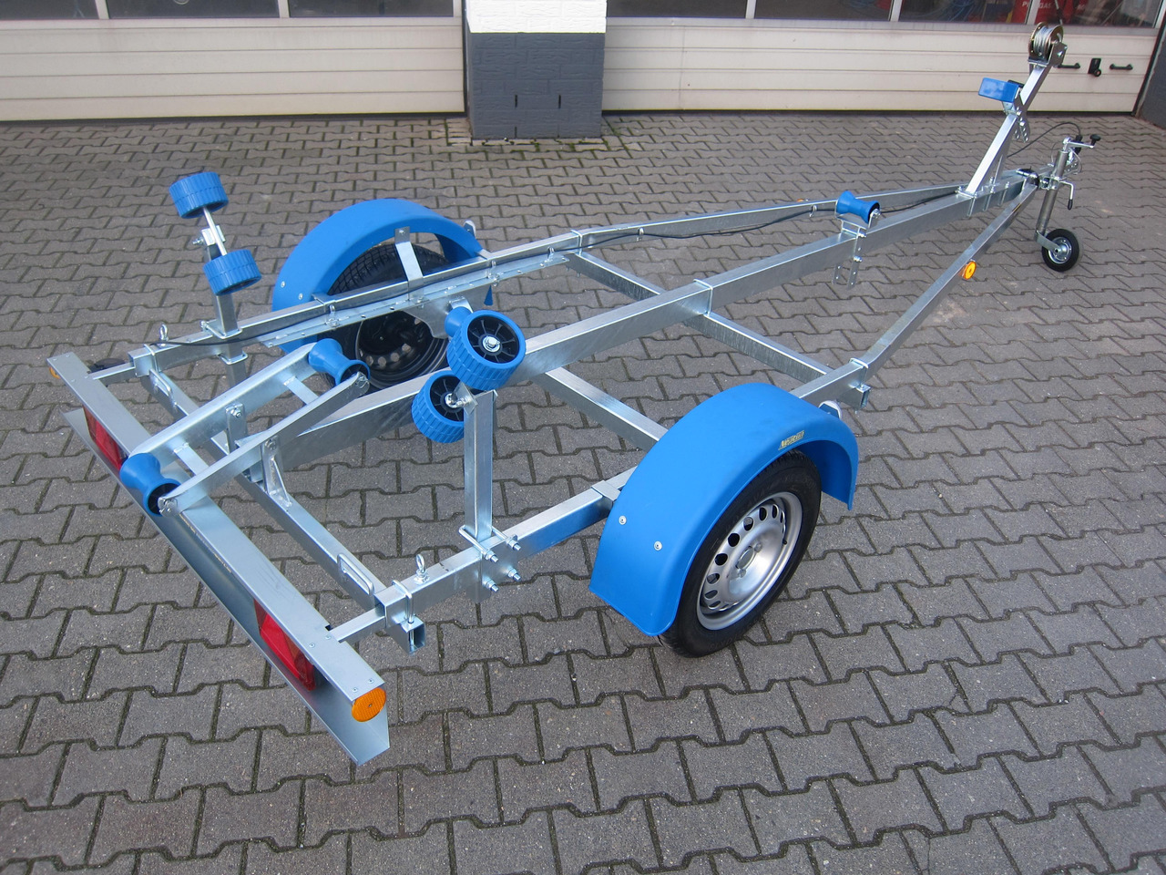 Bootsanhänger Boattrailer Neptun NAVY N7-17 Trailer 750kg mit Winde Winter Online Aktion - Remolque para barco: foto 2 Bootsanhänger Boattrailer Neptun NAVY N7-17 Trailer 750kg mit Winde Winter Online Aktion - Remolque para barco: foto 2