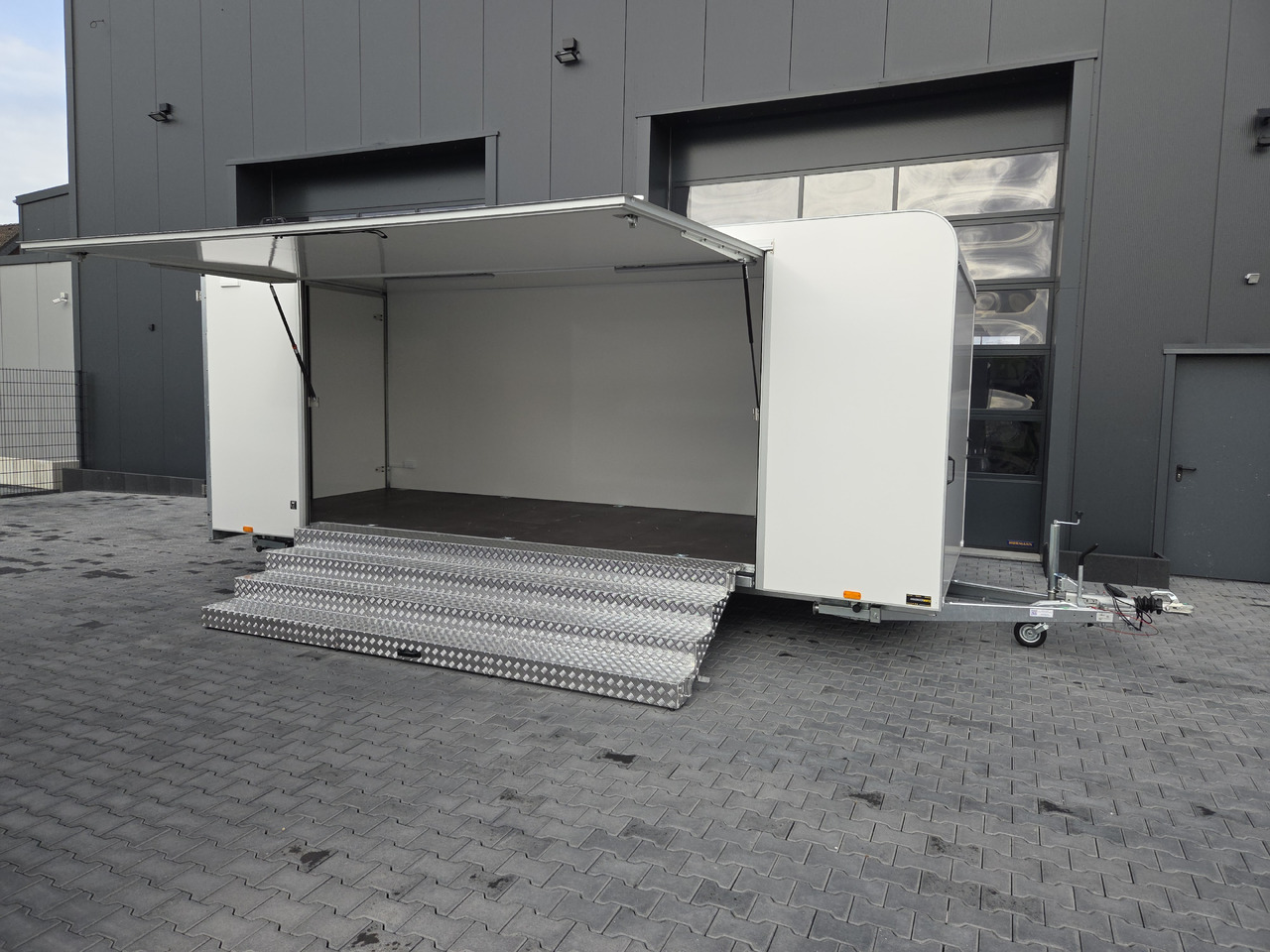 Event Trailer Koffer TWSP M 600T.01 600x230x210 Seitenklappe Treppe Hecktüren 230V 3000kg - Remolque venta ambulante: foto 1 Event Trailer Koffer TWSP M 600T.01 600x230x210 Seitenklappe Treppe Hecktüren 230V 3000kg - Remolque venta ambulante: foto 1