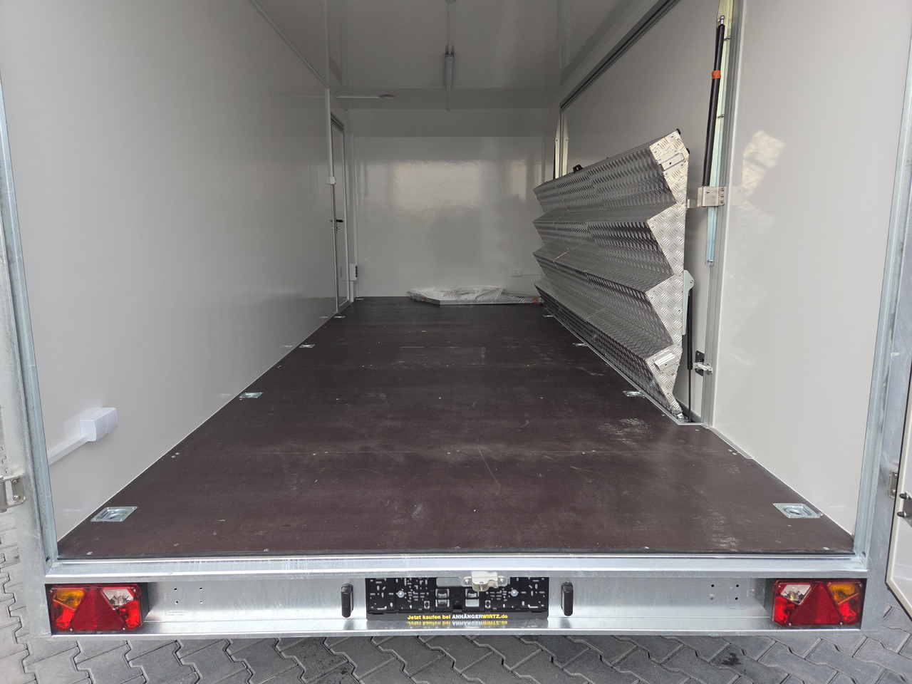 Event Trailer Koffer TWSP M 600T.01 600x230x210 Seitenklappe Treppe Hecktüren 230V 3000kg - Remolque venta ambulante: foto 5 Event Trailer Koffer TWSP M 600T.01 600x230x210 Seitenklappe Treppe Hecktüren 230V 3000kg - Remolque venta ambulante: foto 5
