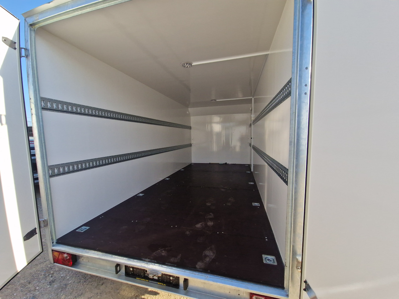 Hochlader Koffer TFSP 500T.00 500x220x210cm extrabreit aero Zurrs. Seitentür IL 13" 100 km/H 3000kg - Remolque caja cerrada: foto 5 Hochlader Koffer TFSP 500T.00 500x220x210cm extrabreit aero Zurrs. Seitentür IL 13" 100 km/H 3000kg - Remolque caja cerrada: foto 5