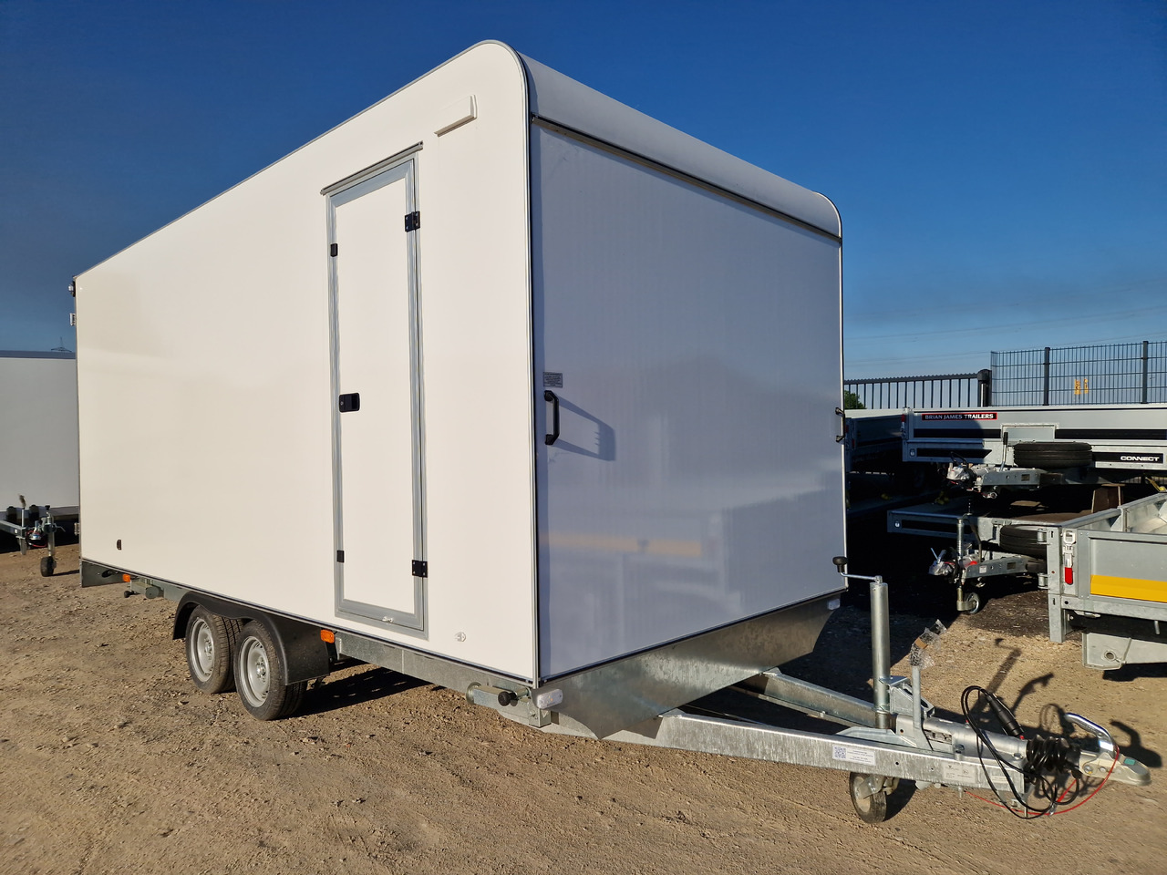 Hochlader Koffer TFSP 500T.00 500x220x210cm extrabreit aero Zurrs. Seitentür IL 13" 100 km/H 3000kg - Remolque caja cerrada: foto 1 Hochlader Koffer TFSP 500T.00 500x220x210cm extrabreit aero Zurrs. Seitentür IL 13" 100 km/H 3000kg - Remolque caja cerrada: foto 1