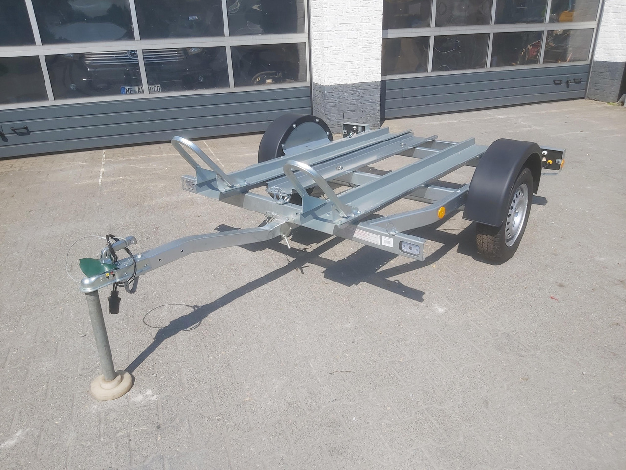 Motorradanhänger Motostar N7-220 2 Standschienen +Auffahrrampe ankippbar 750kg Aktion bei Onlinekauf - Remolque para moto: foto 2 Motorradanhänger Motostar N7-220 2 Standschienen +Auffahrrampe ankippbar 750kg Aktion bei Onlinekauf - Remolque para moto: foto 2