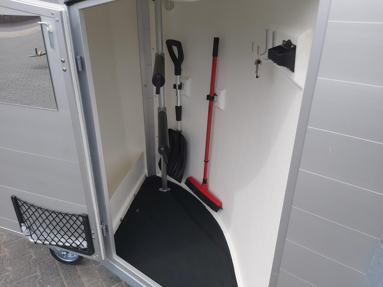 Pferdeanhänger Böckmann Portax Esprit silver&black silver SKASattelkammer Trittschutz 100km/H 2400kg - Remolque para caballos: foto 4 Pferdeanhänger Böckmann Portax Esprit silver&black silver SKASattelkammer Trittschutz 100km/H 2400kg - Remolque para caballos: foto 4