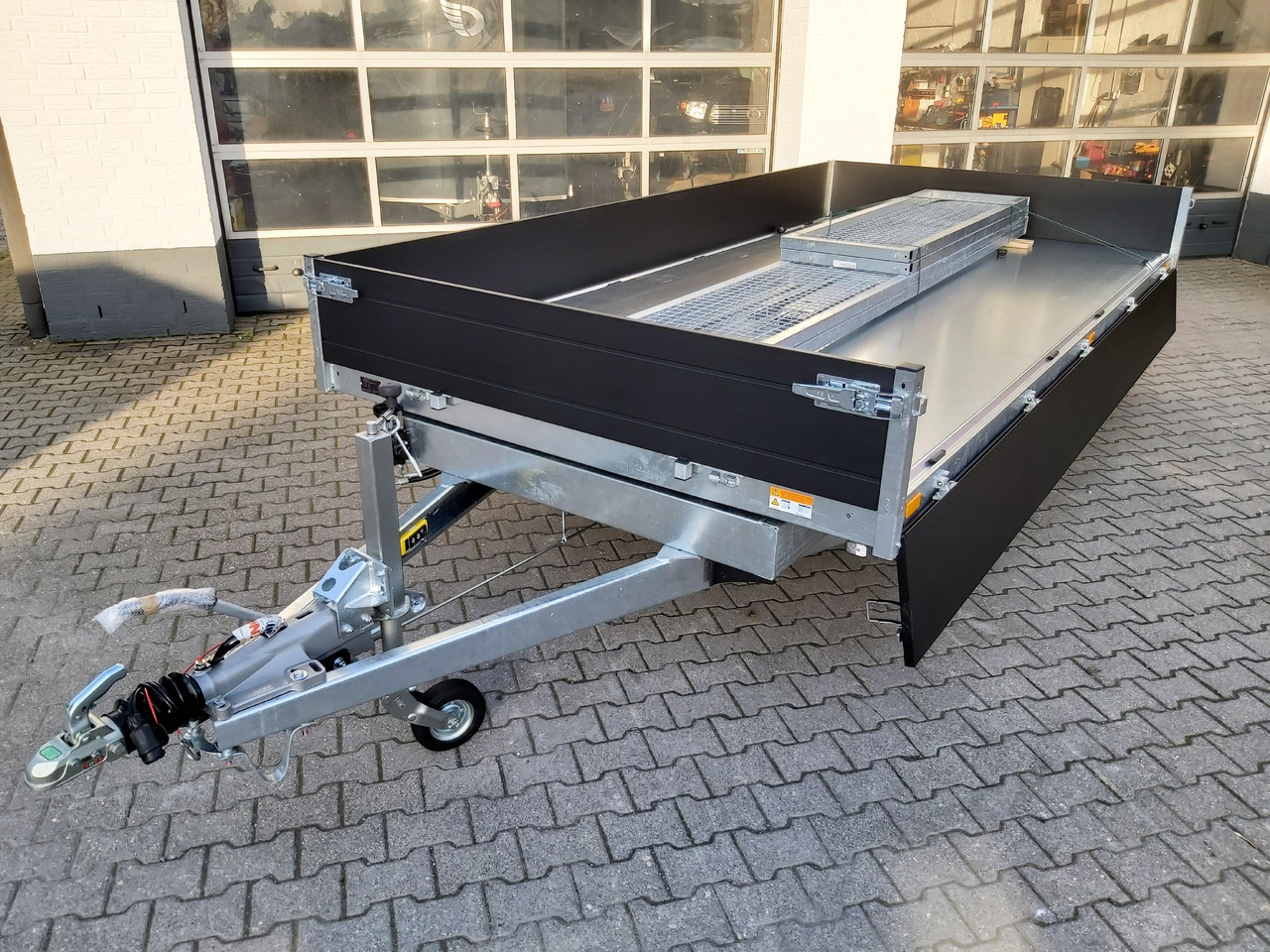 Saris Kipper K3 406 204 3500 2 E 406x204x35 black elektro NH Rampen Blattfeder 3500kg Herbst Aktion - Remolque volquete: foto 4 Saris Kipper K3 406 204 3500 2 E 406x204x35 black elektro NH Rampen Blattfeder 3500kg Herbst Aktion - Remolque volquete: foto 4