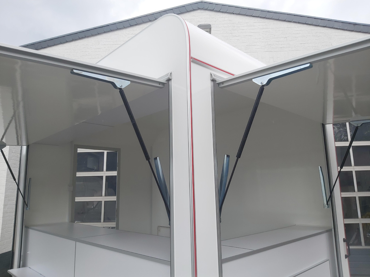 Verkaufsanhänger VK 302 200 aero retro 300cm 2 Verkaufsklappen Multi Theke 230V PVC Boden (M) 1300kg - Remolque venta ambulante: foto 2 Verkaufsanhänger VK 302 200 aero retro 300cm 2 Verkaufsklappen Multi Theke 230V PVC Boden (M) 1300kg - Remolque venta ambulante: foto 2