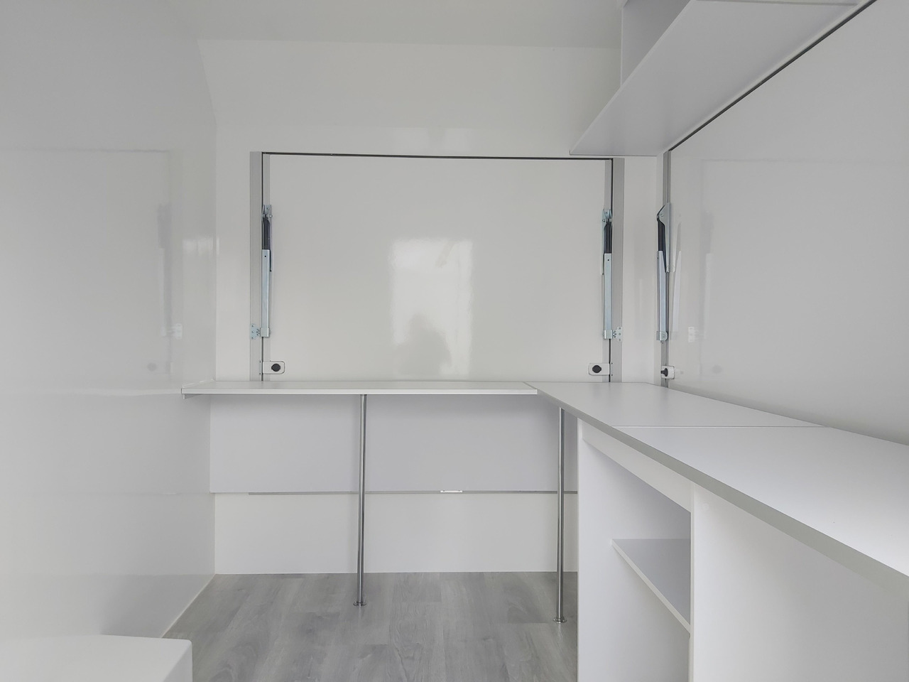 Verkaufsanhänger VK 302 200 aero retro 300cm 2 Verkaufsklappen Multi Theke 230V PVC Boden (M) 1300kg - Remolque venta ambulante: foto 5 Verkaufsanhänger VK 302 200 aero retro 300cm 2 Verkaufsklappen Multi Theke 230V PVC Boden (M) 1300kg - Remolque venta ambulante: foto 5