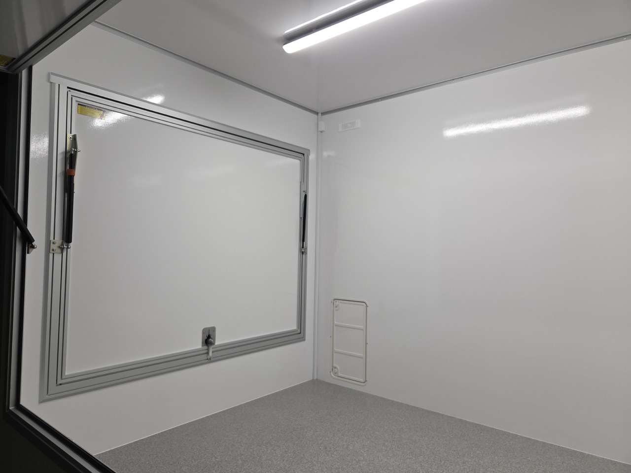 Verkaufsanhänger VKH 623 220 aero retro 620x220x230cm 230V Licht 3000kg - Remolque venta ambulante: foto 5 Verkaufsanhänger VKH 623 220 aero retro 620x220x230cm 230V Licht 3000kg - Remolque venta ambulante: foto 5