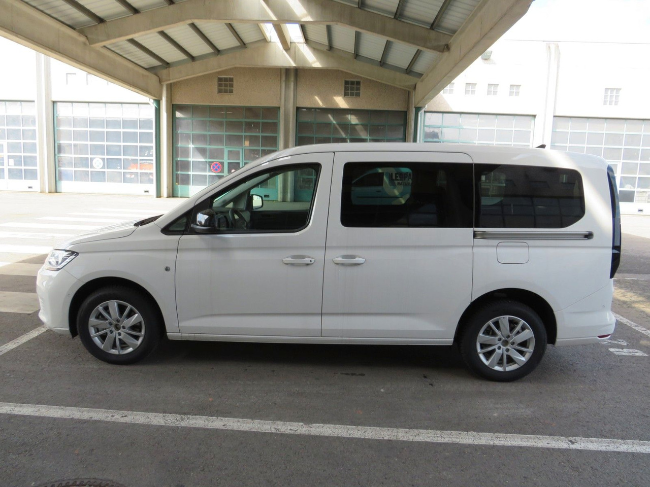 Volkswagen Caddy Maxi 2.0 TDI Rollstuhlumbau Taxirampe - Coche: foto 3 Volkswagen Caddy Maxi 2.0 TDI Rollstuhlumbau Taxirampe - Coche: foto 3