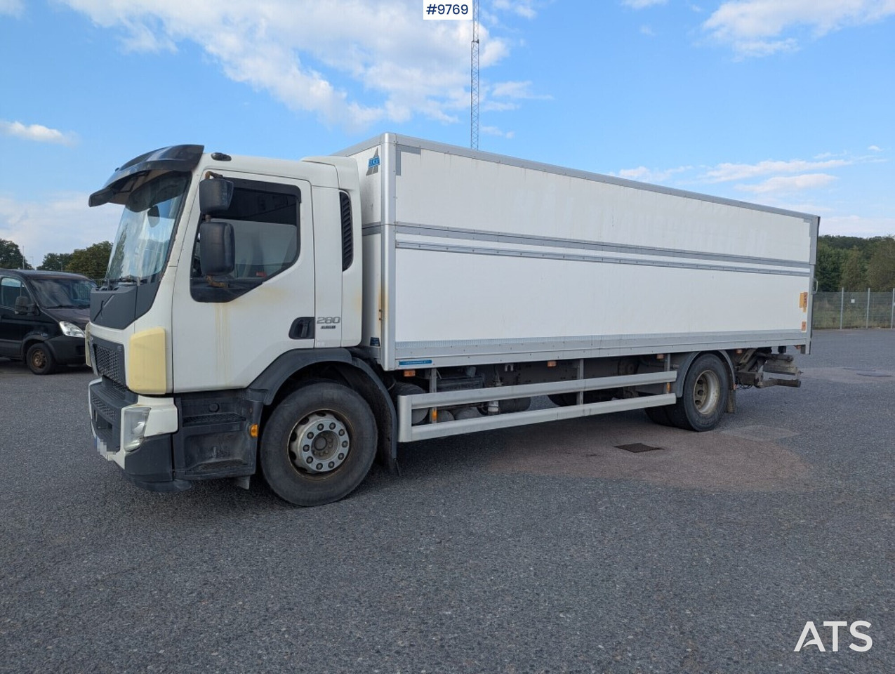Box Truck Volvo FE 4X2 with tail lift, height adjustable box - Camión caja cerrada: foto 1 Box Truck Volvo FE 4X2 with tail lift, height adjustable box - Camión caja cerrada: foto 1