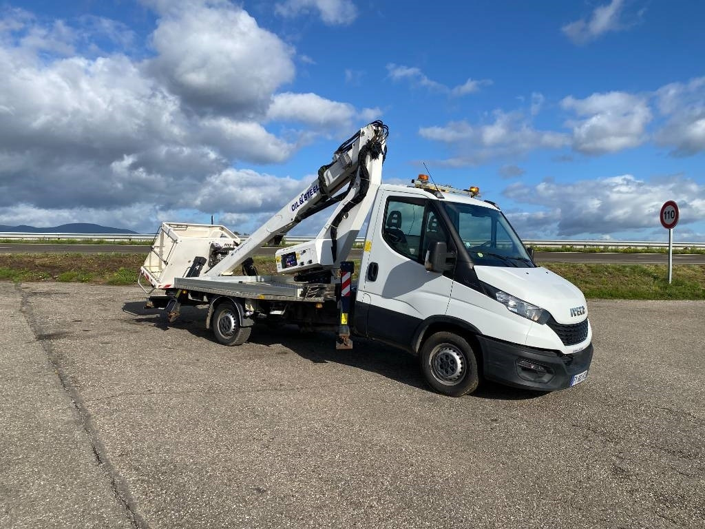 Iveco DAILY 35-140S / 2.3 Multijet 136-OIL&STEEL - Camión con plataforma elevadora: foto 4 Iveco DAILY 35-140S / 2.3 Multijet 136-OIL&STEEL - Camión con plataforma elevadora: foto 4