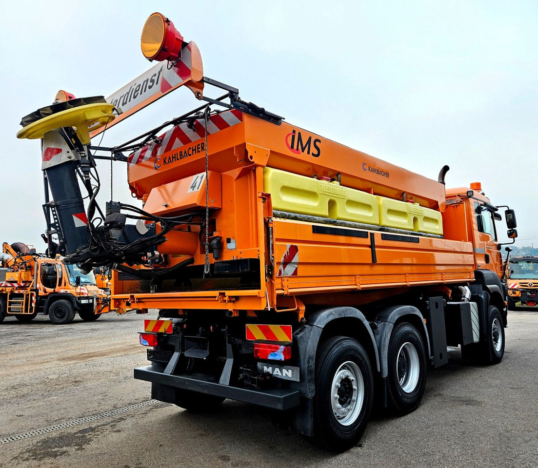 MAN TGA 28.400 6x4-4 Winterdienst - Camión volquete: foto 5 MAN TGA 28.400 6x4-4 Winterdienst - Camión volquete: foto 5