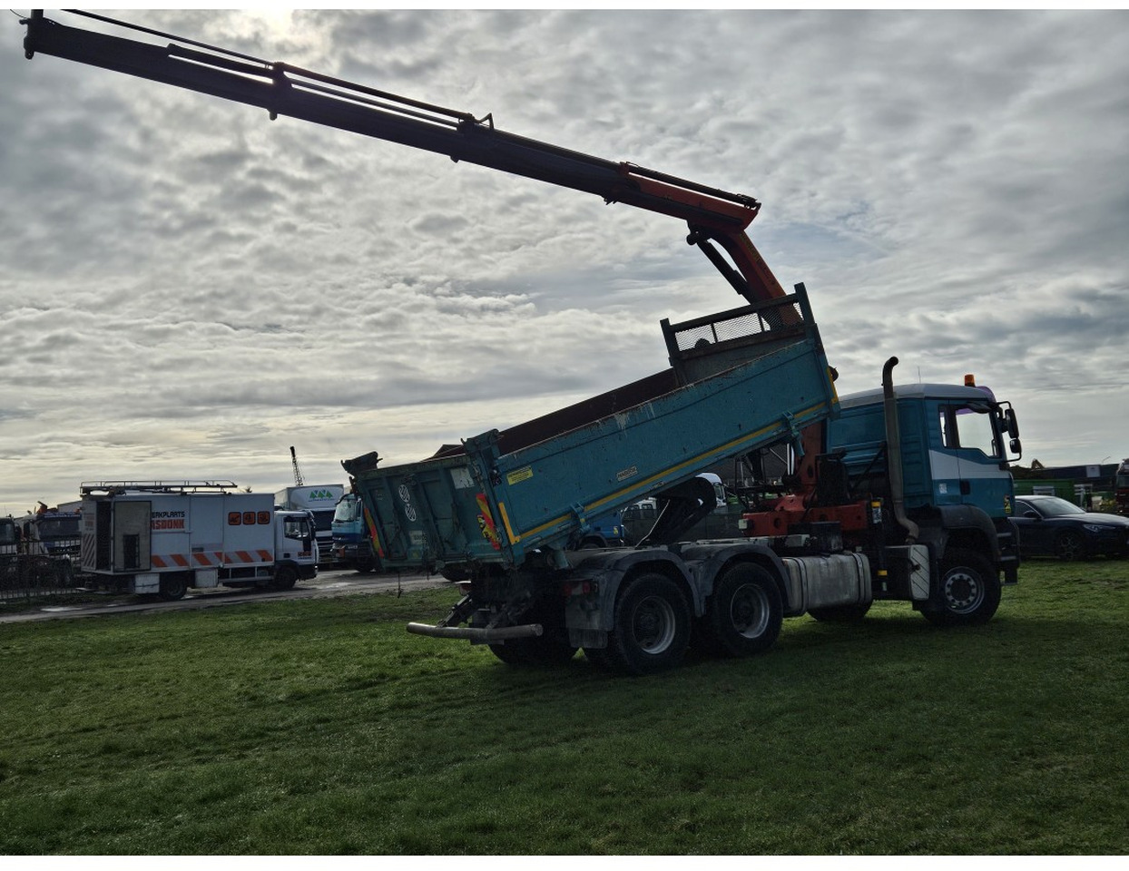 MAN TGA 33.360 TIPPER 3 SIDE CRANE PALFINGER 16502 *REMOTE CONTROL - Camión volquete: foto 2 MAN TGA 33.360 TIPPER 3 SIDE CRANE PALFINGER 16502 *REMOTE CONTROL - Camión volquete: foto 2