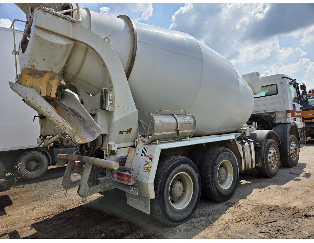 Mercedes 3241 concrete mixer truck 8x4 9m3 - Camión hormigonera: foto 2 Mercedes 3241 concrete mixer truck 8x4 9m3 - Camión hormigonera: foto 2