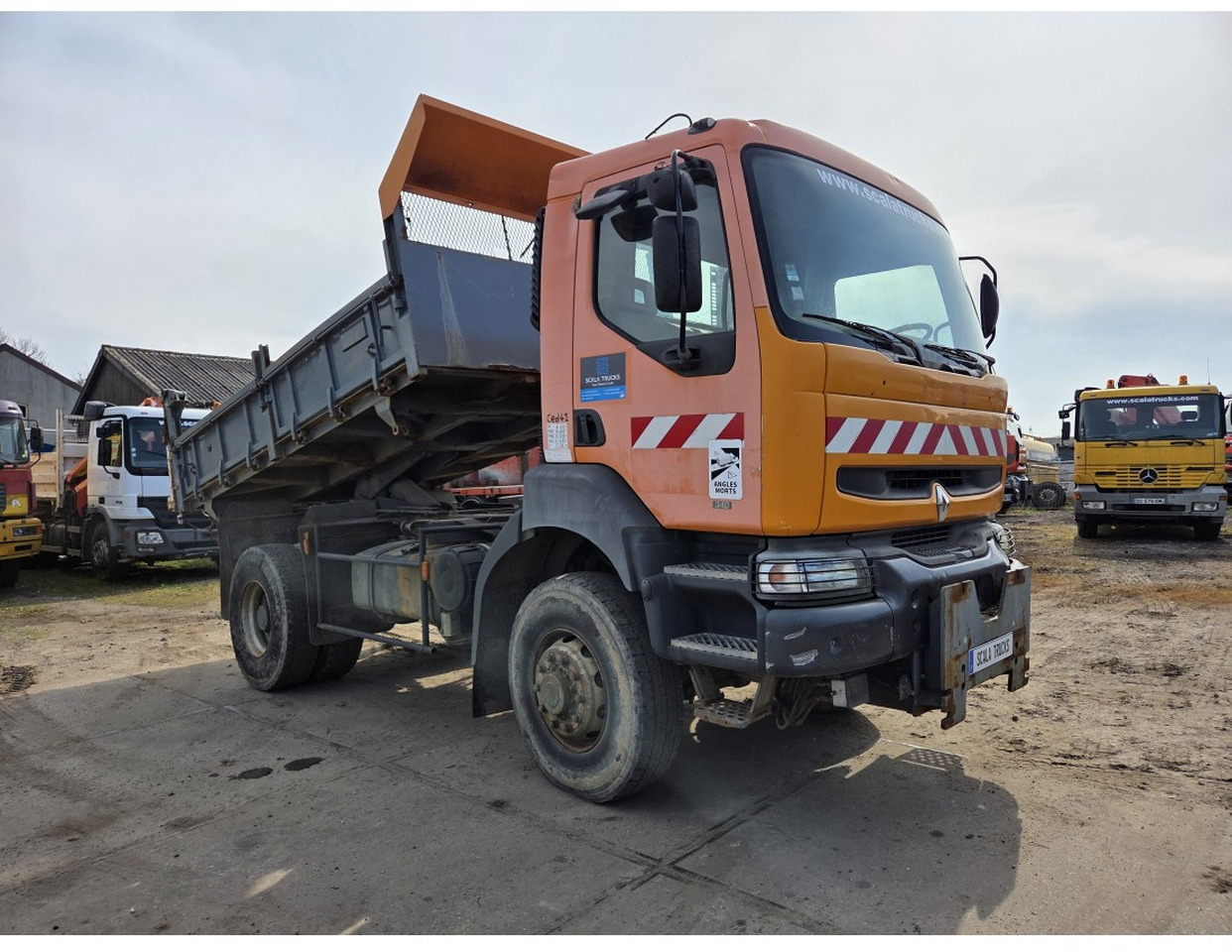 Renault Kerax 340 4x4 Tipper Manual Gearbox Mechanical pump Pompe Mecanique - Camión volquete: foto 4 Renault Kerax 340 4x4 Tipper Manual Gearbox Mechanical pump Pompe Mecanique - Camión volquete: foto 4