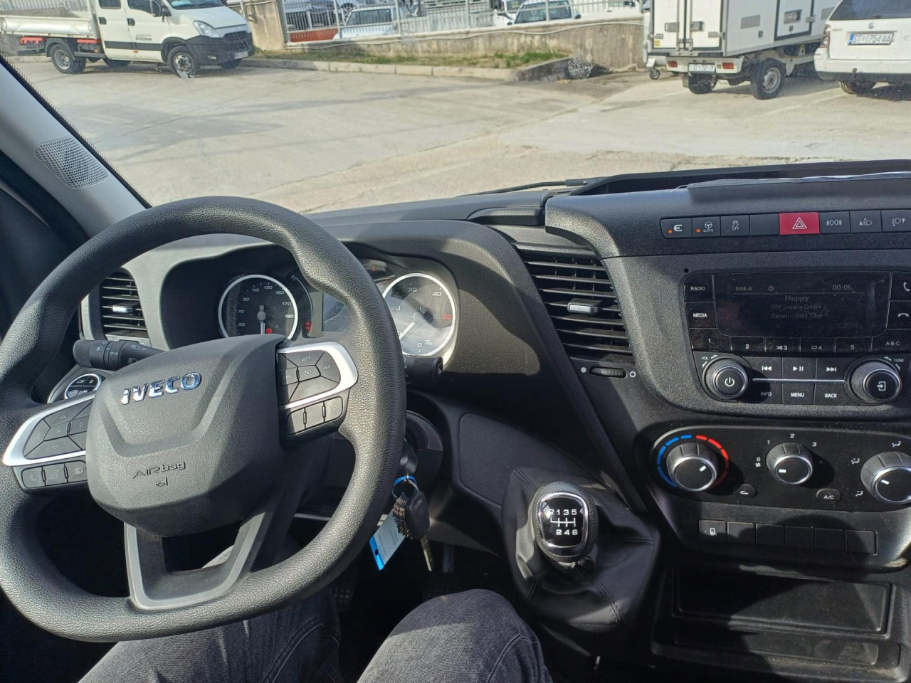 Foto del interior 1: Furgoneta IVECO Daily 35S18H/P