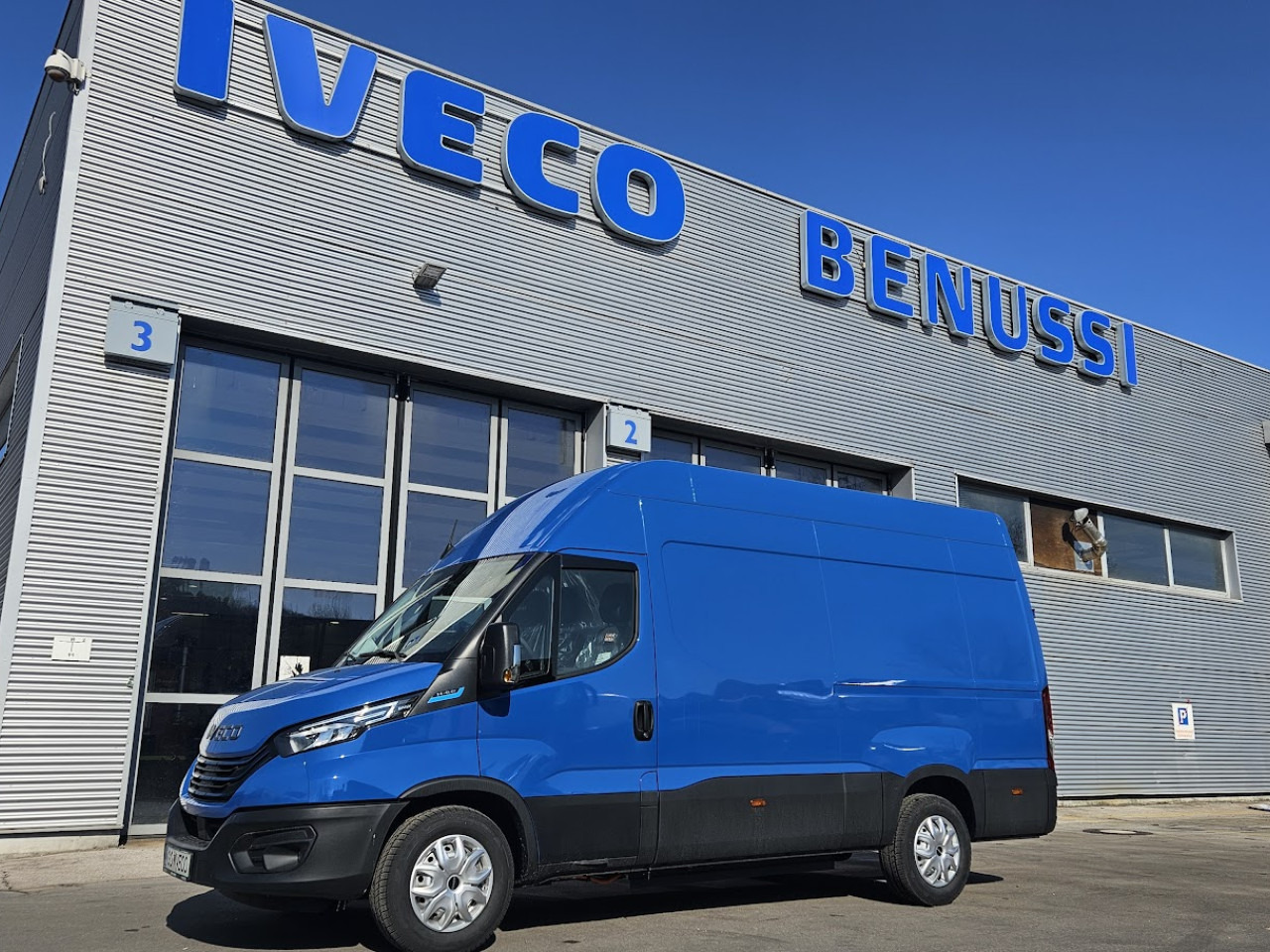 IVECO Daily ELEKTRIČNI 35 C 18H - Furgoneta de pasajeros, Furgoneta eléctrica: foto 1 IVECO Daily ELEKTRIČNI 35 C 18H - Furgoneta de pasajeros, Furgoneta eléctrica: foto 1