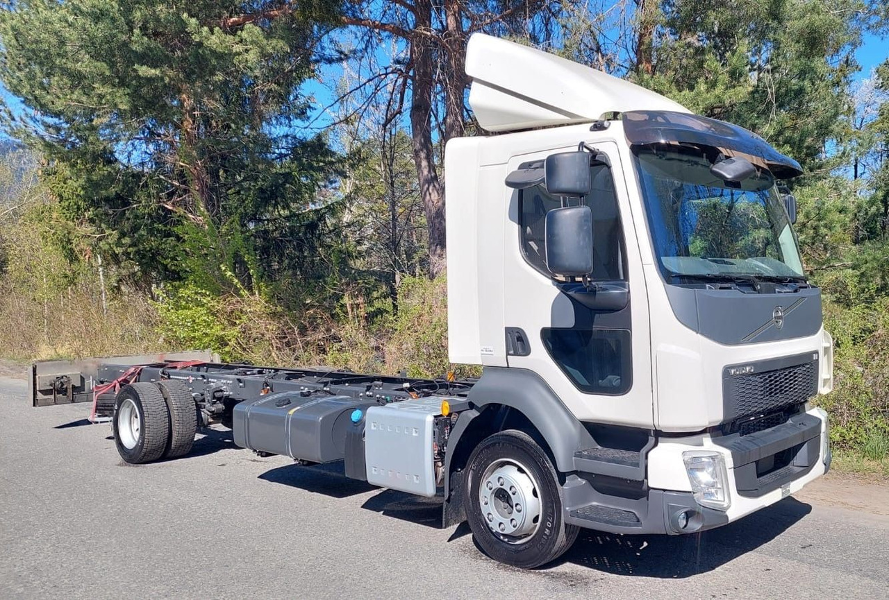 Volvo FL280 4x2, E6, Wohnwagen + 2 Pferdeplaetze Volvo FL280 4x2, E6, 7.40m Chassis, Fahrgestell - Camión para caballos: foto 3 Volvo FL280 4x2, E6, Wohnwagen + 2 Pferdeplaetze Volvo FL280 4x2, E6, 7.40m Chassis, Fahrgestell - Camión para caballos: foto 3