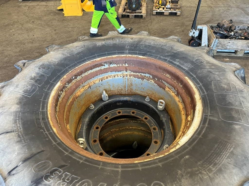 BKT 600/70R30 till Case Magnum 310 - Neumático para Maquinaria agrícola: foto 3 BKT 600/70R30 till Case Magnum 310 - Neumático para Maquinaria agrícola: foto 3