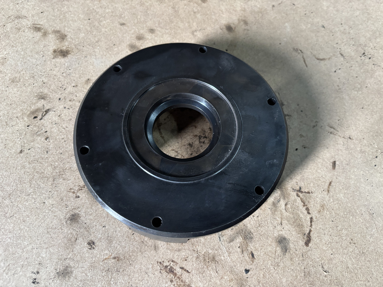 CLAAS AXION 830 Dzwon Obudowa 0011343560 0011606740 - Maza de embrague para Tractor: foto 2 CLAAS AXION 830 Dzwon Obudowa 0011343560 0011606740 - Maza de embrague para Tractor: foto 2