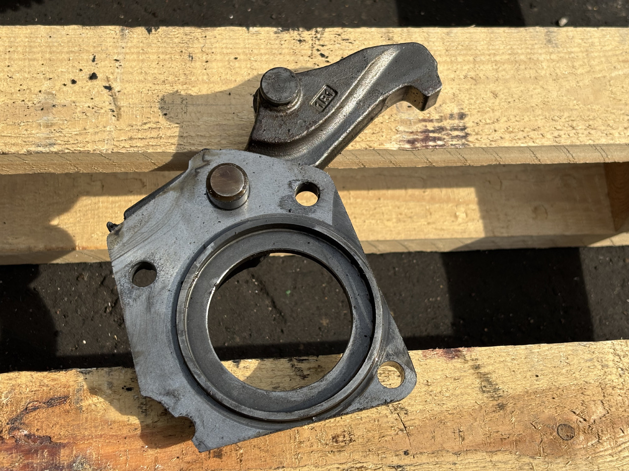 John Deere 6630 Obudowa łożyska Zapadka L215006 L202557 - Piezas del tren de rodaje para Maquinaria agrícola: foto 3 John Deere 6630 Obudowa łożyska Zapadka L215006 L202557 - Piezas del tren de rodaje para Maquinaria agrícola: foto 3