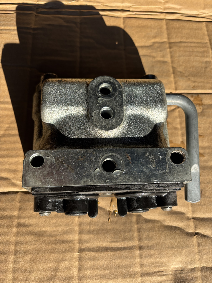 Massey Fergusson - zawór gniazdo hydrauliczne 3796260M1 ACP0307080 - Válvula hidráulica para Maquinaria agrícola: foto 1 Massey Fergusson - zawór gniazdo hydrauliczne 3796260M1 ACP0307080 - Válvula hidráulica para Maquinaria agrícola: foto 1