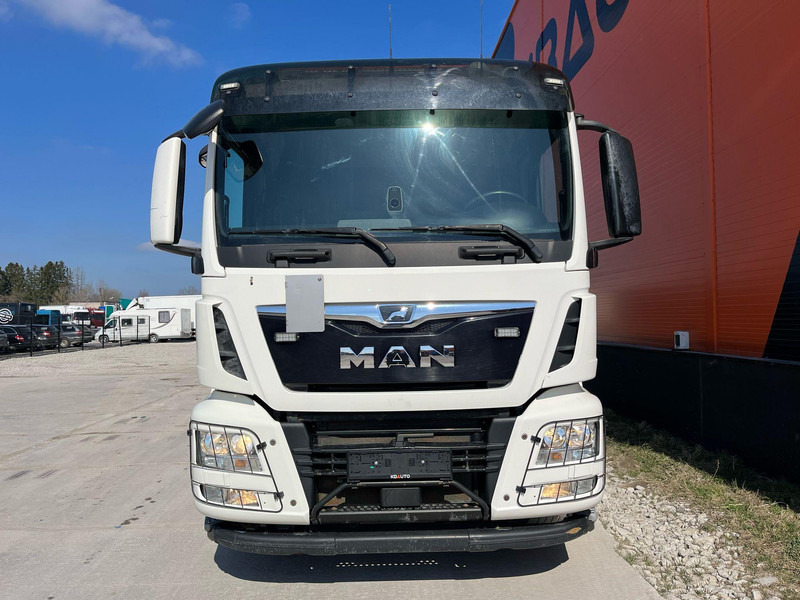 MAN TGS 26.420 6x2*4 HIAB 302E-6 / PLATFORM L=6532 mm - Camión caja abierta, Camión grúa: foto 3 MAN TGS 26.420 6x2*4 HIAB 302E-6 / PLATFORM L=6532 mm - Camión caja abierta, Camión grúa: foto 3