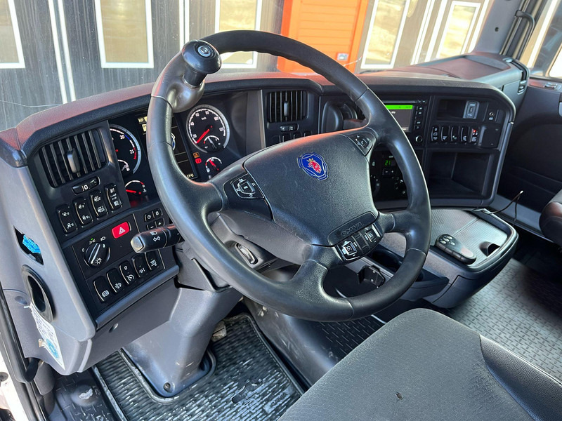 Foto del interior 1: Camión caja cerrada Scania R 490 6x2*4 RETARDER / BOX L=7364 mm