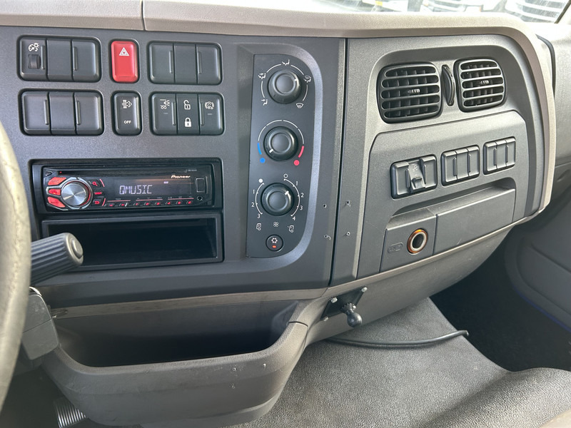 DAF LF 210 FA / 12 Ton / 557 dlm / Curtainside / Loadlift / APK TUV 05-26 - Camión lona: foto 5 DAF LF 210 FA / 12 Ton / 557 dlm / Curtainside / Loadlift / APK TUV 05-26 - Camión lona: foto 5