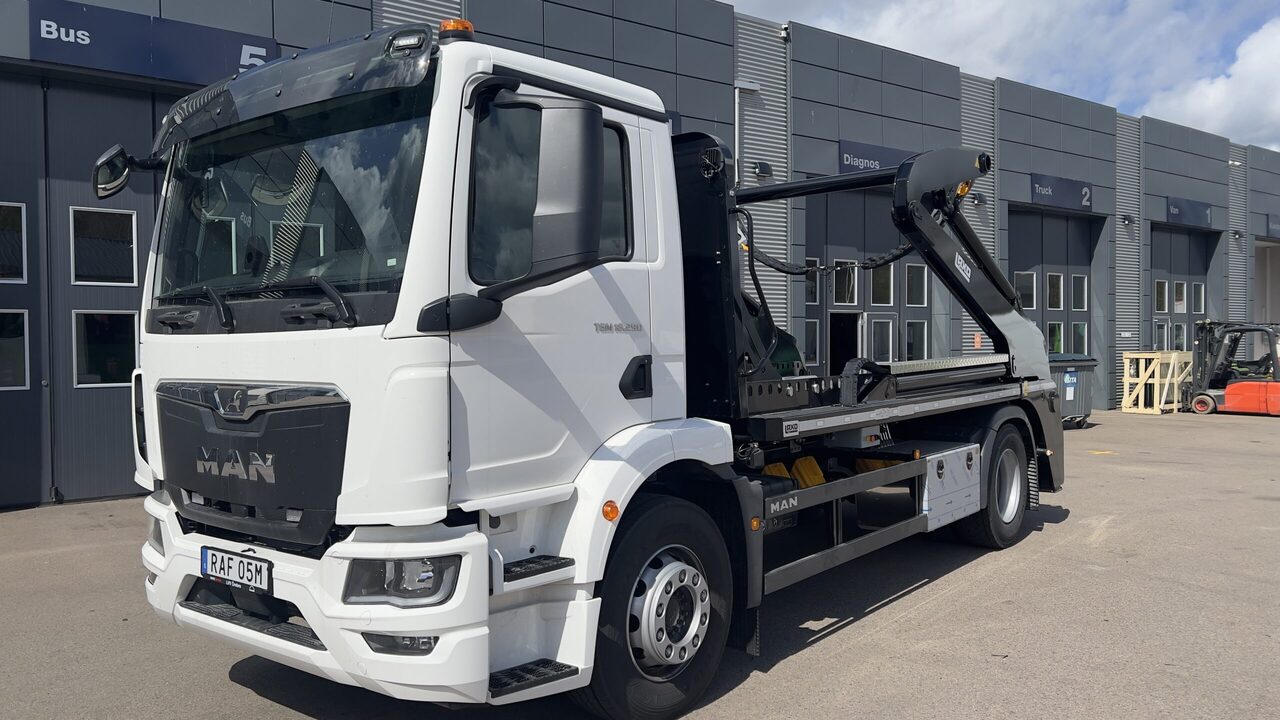 MAN TGM 18.290 4×2 Liftdumper - Camión portacontenedor de cadenas: foto 1 MAN TGM 18.290 4×2 Liftdumper - Camión portacontenedor de cadenas: foto 1