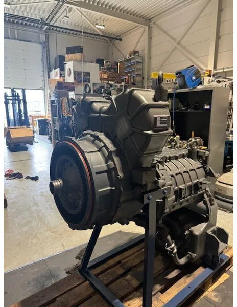 Komatsu Grader GD825A-2 WA500-6 - Caja de cambios: foto 5 Komatsu Grader GD825A-2 WA500-6 - Caja de cambios: foto 5