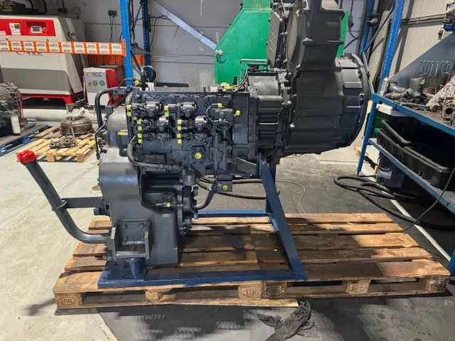 Komatsu Grader GD825A-2 WA500-6 - Caja de cambios: foto 2 Komatsu Grader GD825A-2 WA500-6 - Caja de cambios: foto 2