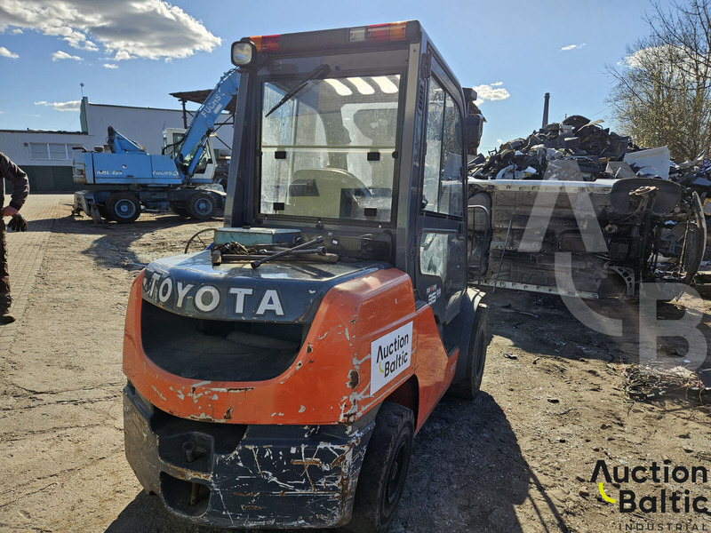 Toyota E 811 - Carretilla elevadora diésel: foto 3 Toyota E 811 - Carretilla elevadora diésel: foto 3