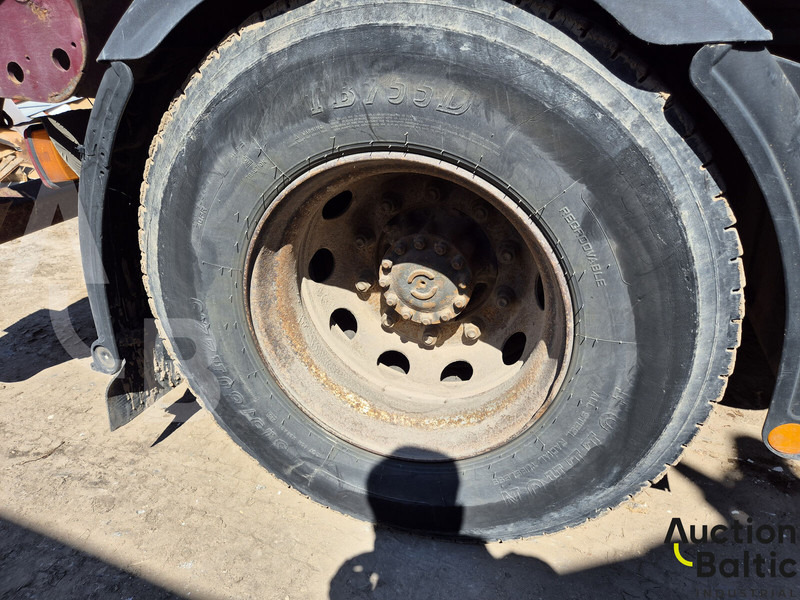 Camión portacontenedor de cadenas Volvo FM12: foto 17