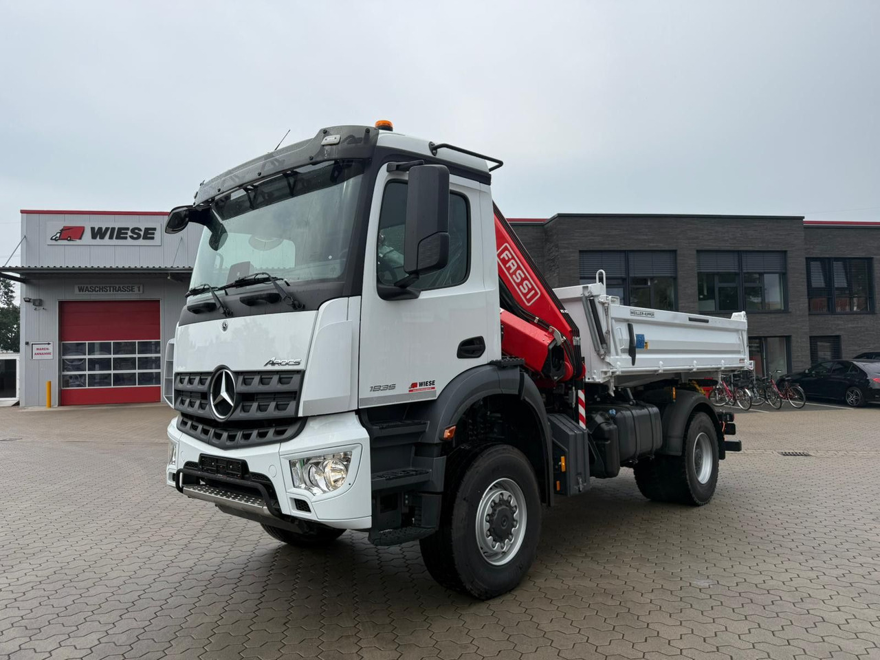 Mercedes-Benz Arocs 1835 4x2 Meiller Fassi F135 Kran Kipper - Camión volquete, Camión grúa: foto 1 Mercedes-Benz Arocs 1835 4x2 Meiller Fassi F135 Kran Kipper - Camión volquete, Camión grúa: foto 1