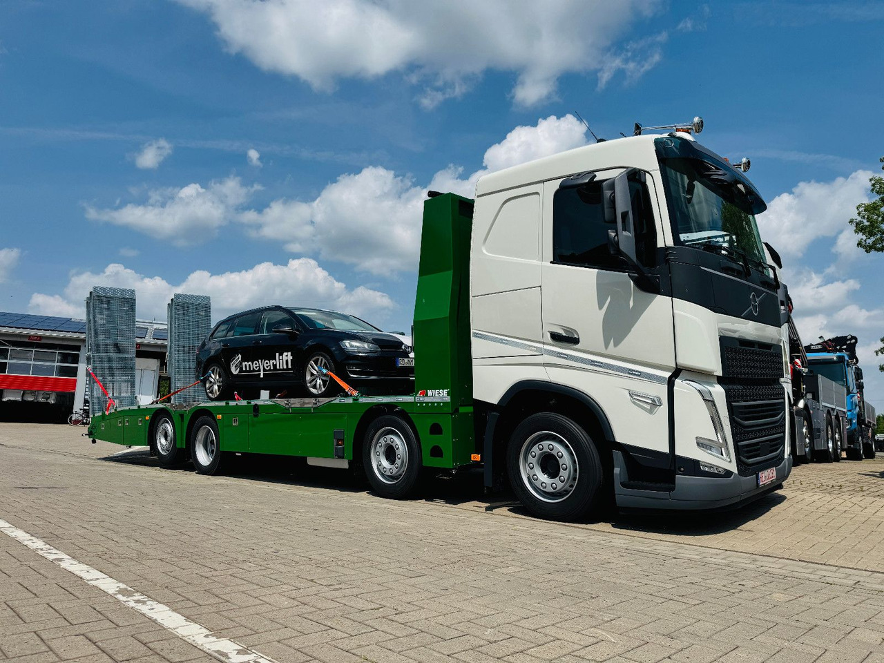 Volvo Arbeitsbühnen Baumaschinentransporter mit Rampen - Camión portavehículos: foto 1 Volvo Arbeitsbühnen Baumaschinentransporter mit Rampen - Camión portavehículos: foto 1