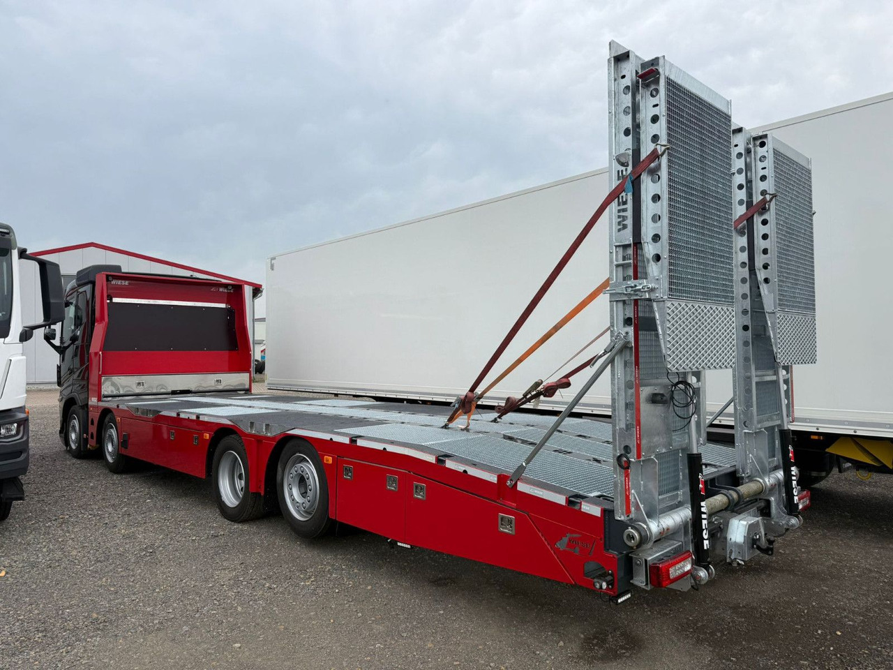 Volvo Arbeitsbühnen Baumaschinentransporter mit Rampen - Camión portavehículos: foto 3 Volvo Arbeitsbühnen Baumaschinentransporter mit Rampen - Camión portavehículos: foto 3