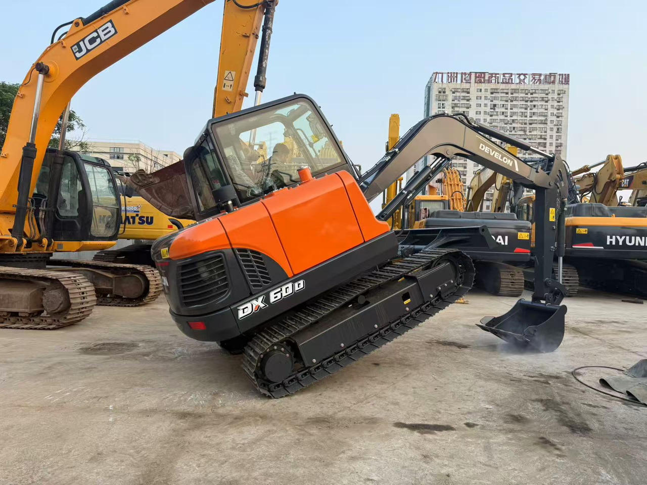 DOOSAN DX60D-10 - Excavadora de cadenas: foto 1 DOOSAN DX60D-10 - Excavadora de cadenas: foto 1