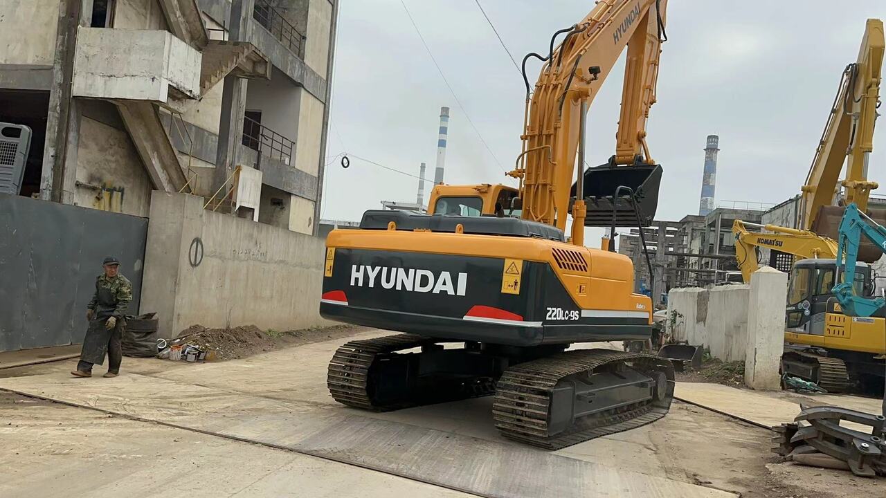 HYUNDAI 220LC-9S - Excavadora de cadenas: foto 2 HYUNDAI 220LC-9S - Excavadora de cadenas: foto 2