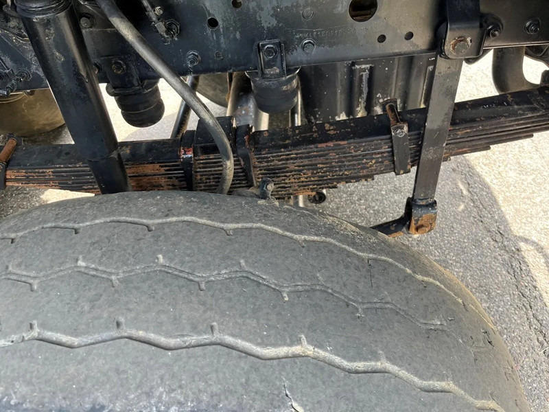 MAN 35.372 35 302 8X6 KIPPER MANUAL ZF GEARBOX FULL STEEL SPRING - Camión volquete: foto 5 MAN 35.372 35 302 8X6 KIPPER MANUAL ZF GEARBOX FULL STEEL SPRING - Camión volquete: foto 5