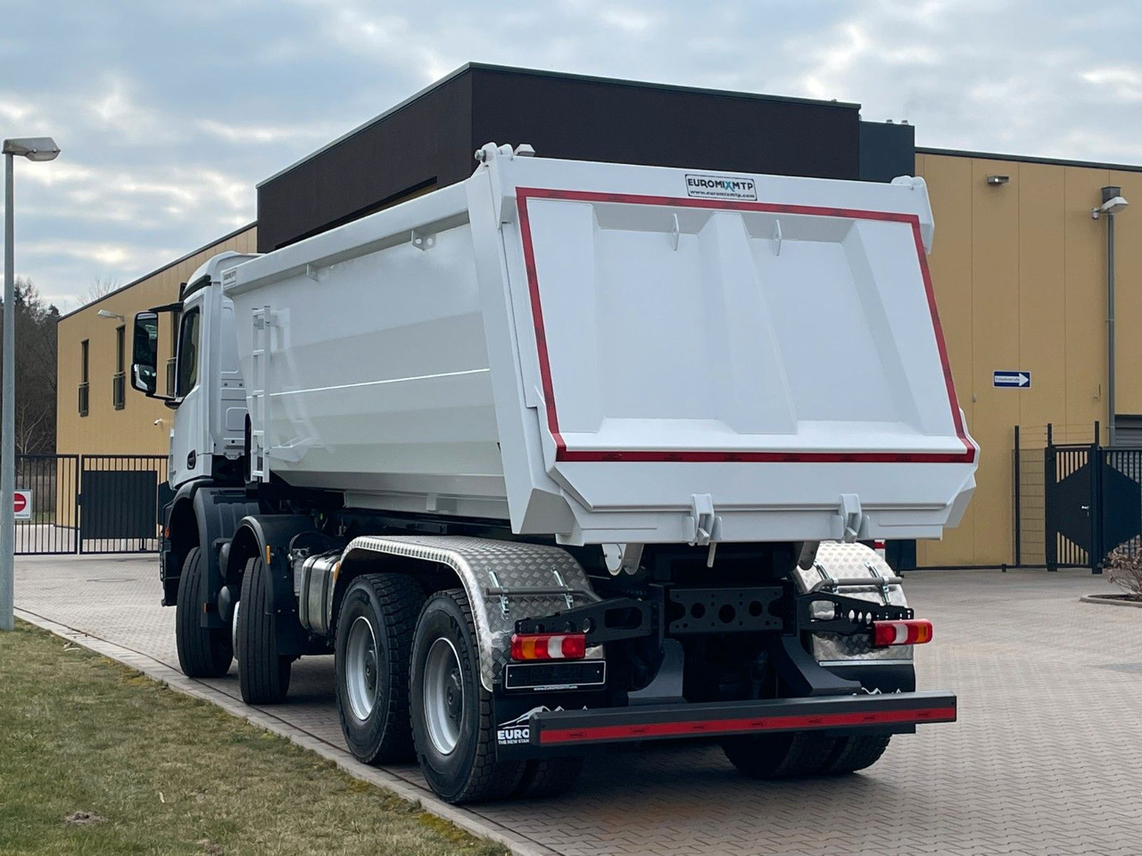 Mercedes-Benz 4142 8X4 Mulden- Kipper - EuromixMTP - Camión portacontenedor de cadenas: foto 5 Mercedes-Benz 4142 8X4 Mulden- Kipper - EuromixMTP - Camión portacontenedor de cadenas: foto 5